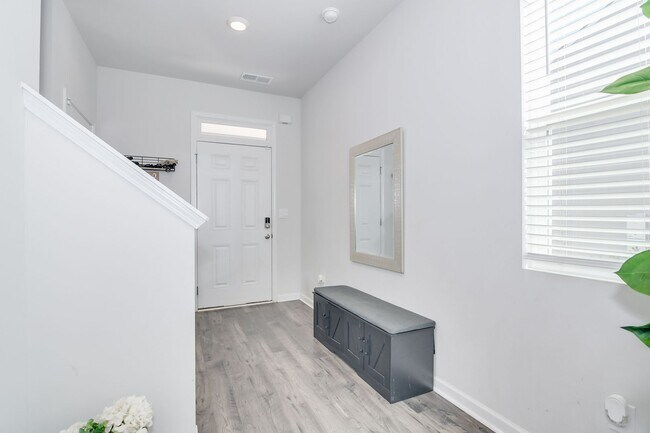 Building Photo - 4 Bedroom 3 Bathroom Two Story Home