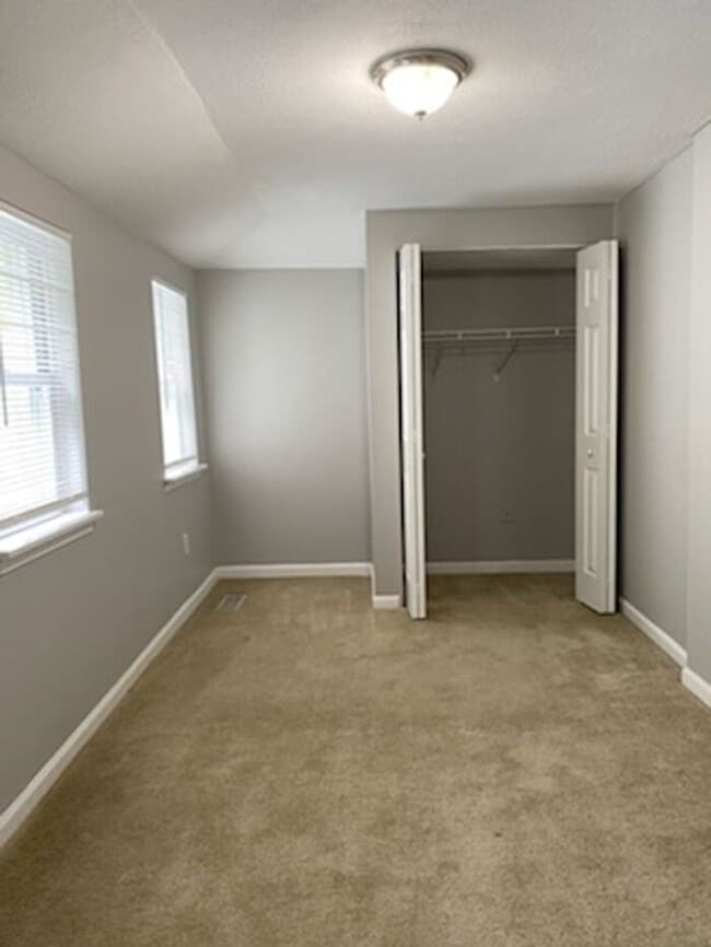 Building Photo - 2 Bedroom with Rear Yard