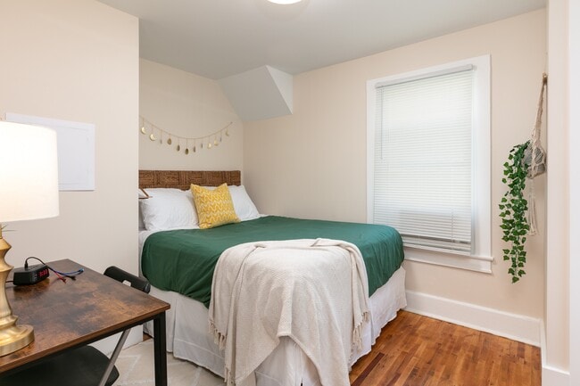 Building Photo - 215 E 8th St