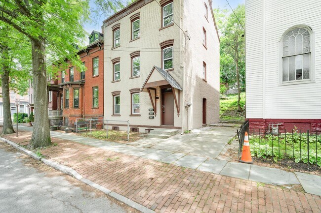 Building Photo - 37 S Bridge St