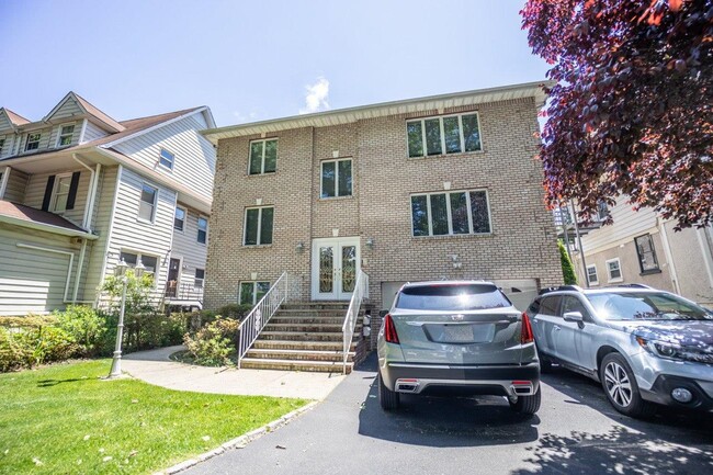 Building Photo - 685 Gramatan Ave