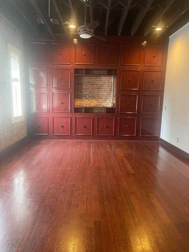Building Photo - 1/2 off 1st Months rent!!! Chic Downtown Loft – 2 Bed | 1 Bath | Heart of Springfield!