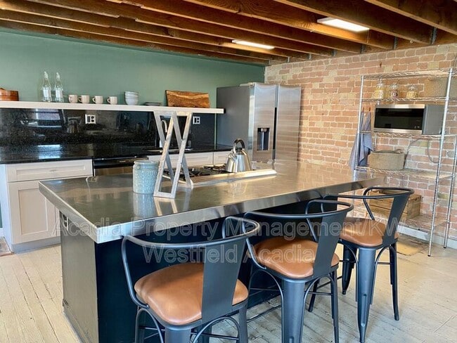 Building Photo - 20 Freedom Blvd 200 W