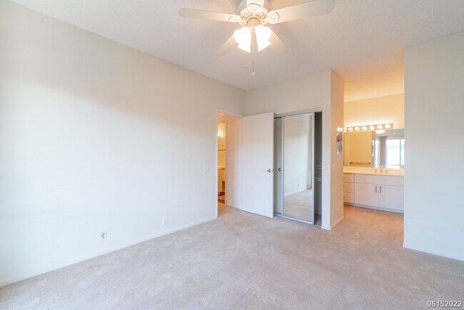 Building Photo - 2 Bedroom, 2 Bath Condo in Sun Rise Community