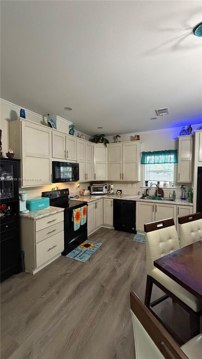 Building Photo - 4219 Royal Manor Blvd