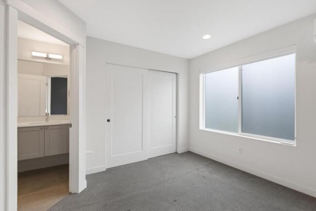Building Photo - 2 bedroom in Seattle WA 98125