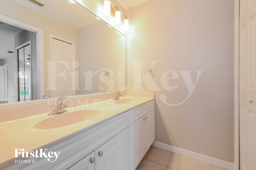 Building Photo - 6177 Hollywood Ave