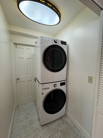 Building Photo - 2112 Santa Clara Ave