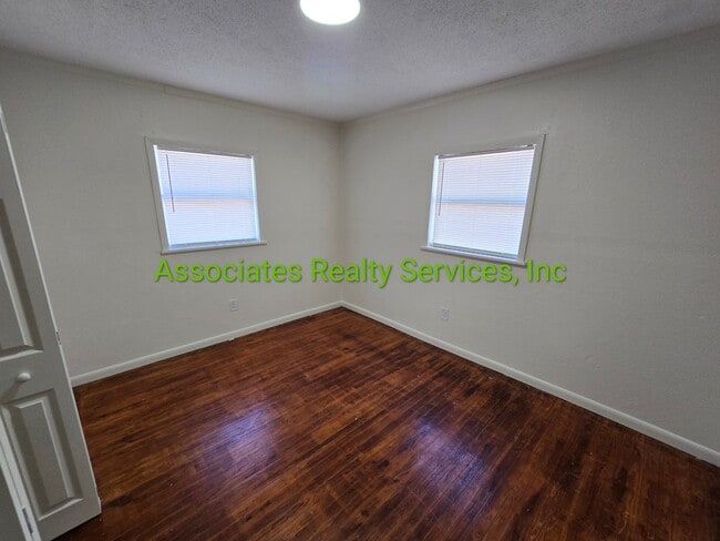 Building Photo - 3 Bedroom / 1 Bath House in Brooker!