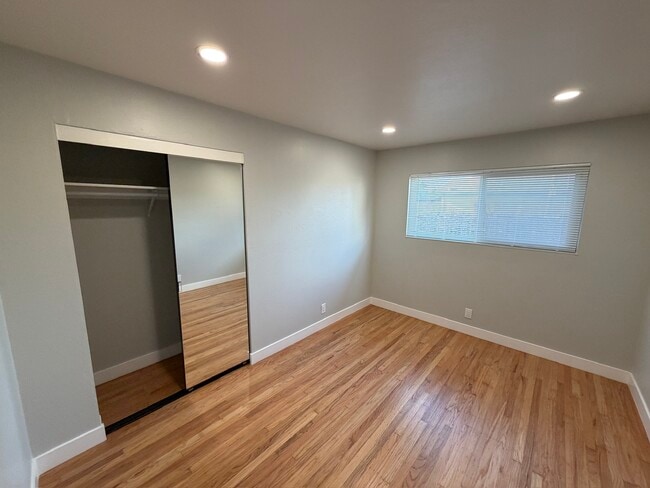 Building Photo - 969 Elgin St