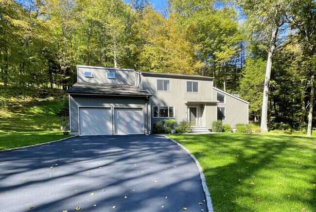 Primary Photo - 48 E Starrs Plain Rd