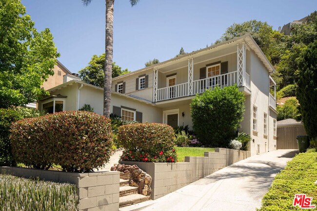 Building Photo - 2518 Canyon Dr
