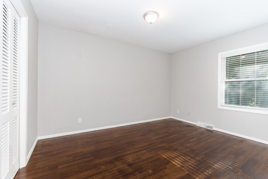 45N Bedroom 1 - 45 Whites Plz