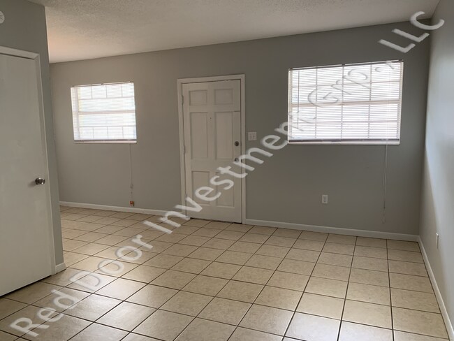 Building Photo - Spacious 1/1 1st Floor Condo - minutes fro...