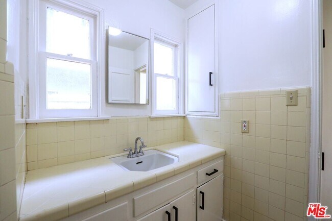 Building Photo - 1944 Cloverfield Blvd