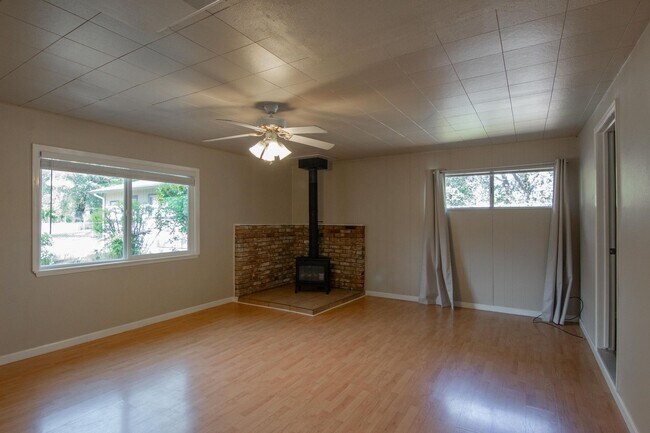 Building Photo - 2 Bedroom North Redding Home with Bonus Room. Completely Fenced!