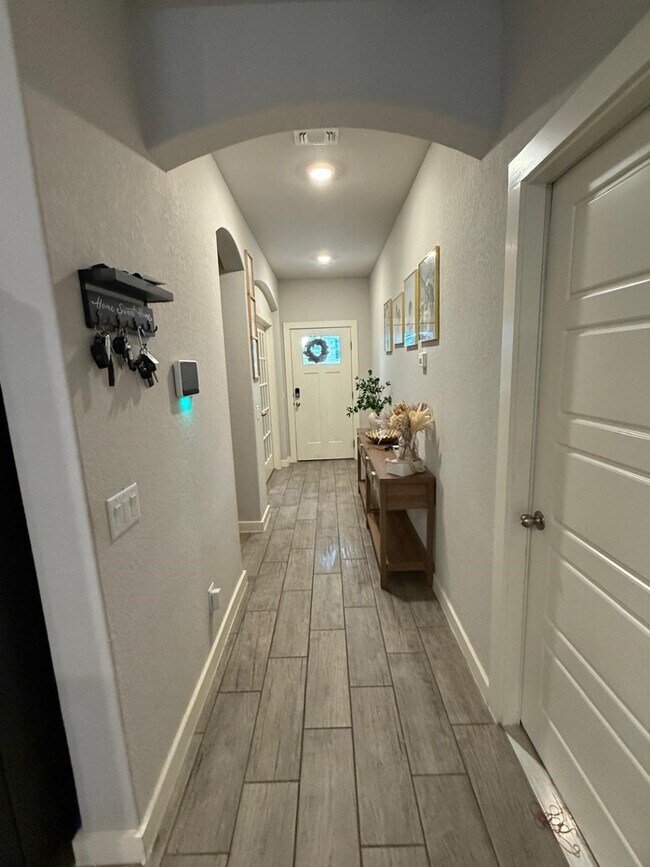 Building Photo - 740 Ft Leonard