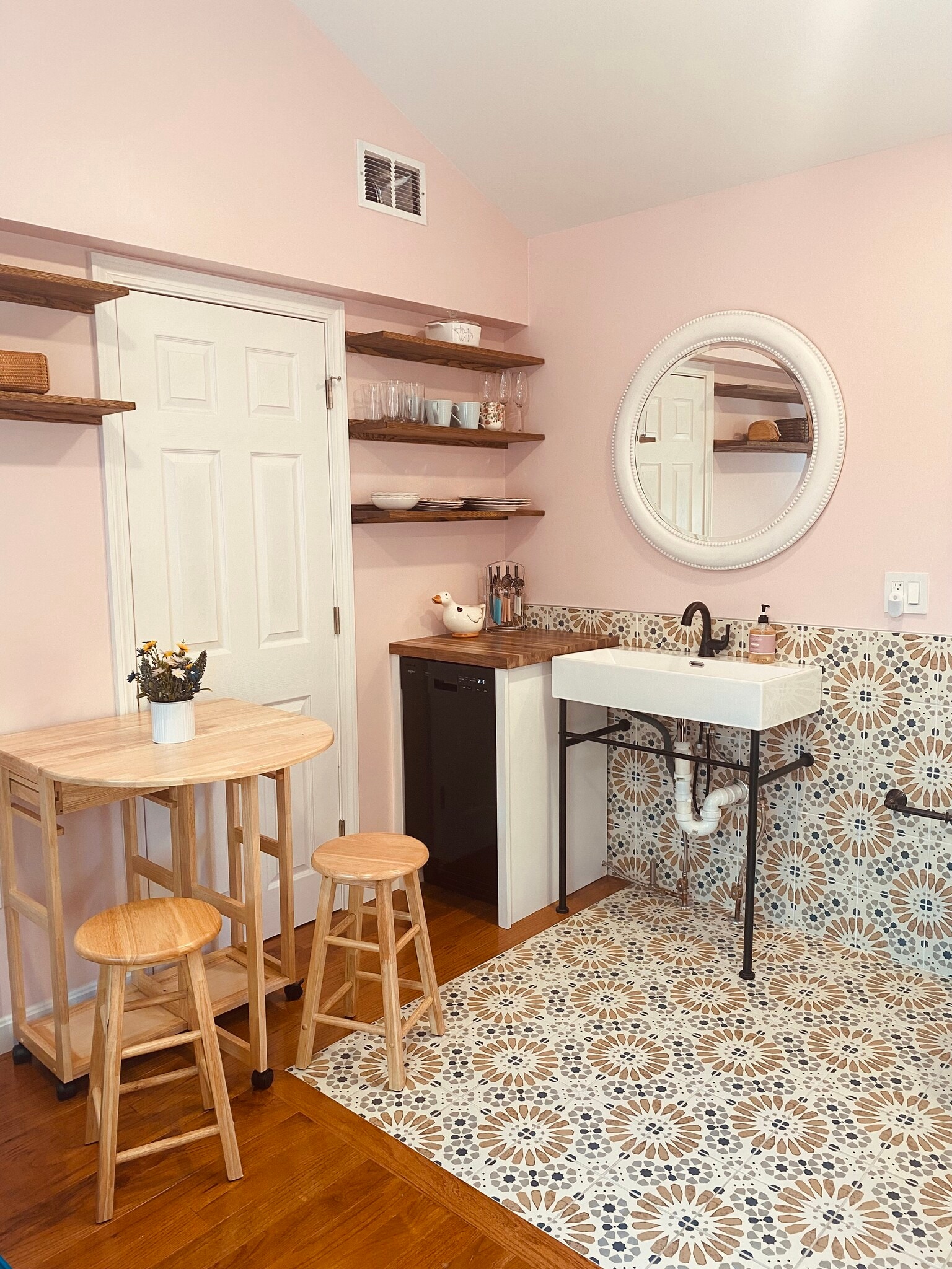 Building Photo - 7 Cushing Dr