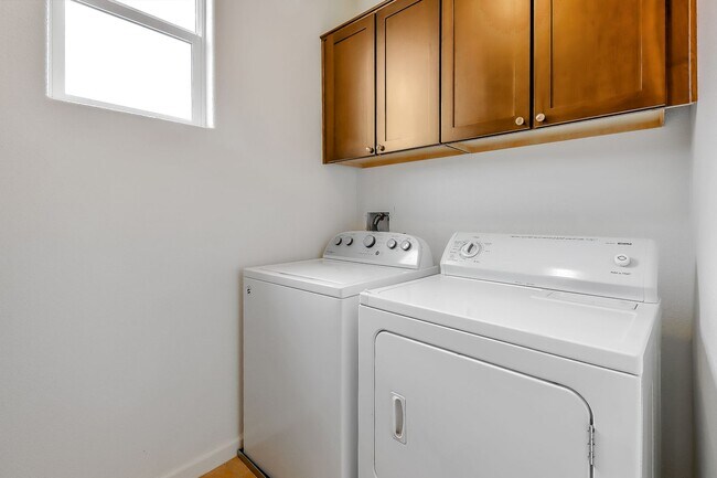 Building Photo - Luxury 2 Bedroom Condo with Loft