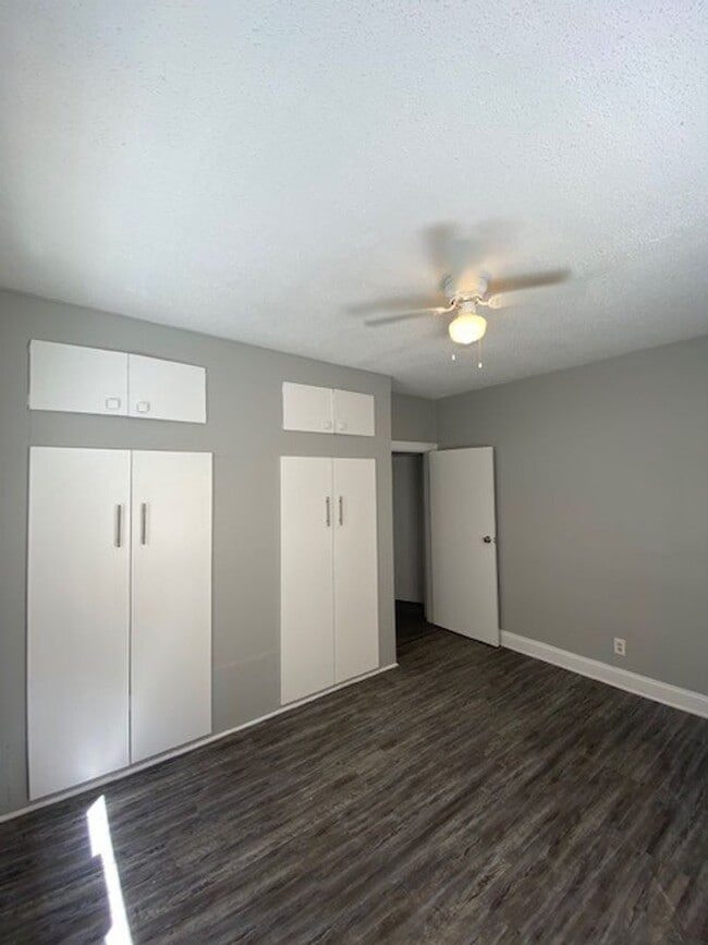 Building Photo - Spacious 3 Bedroom 1 Bathroom Home Located In St. Petersburg, Florida