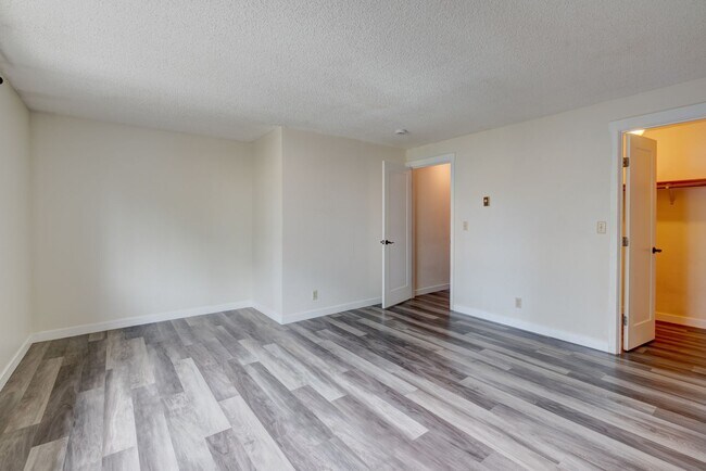 Building Photo - 2 bedroom/1.5 bathroom townhouse