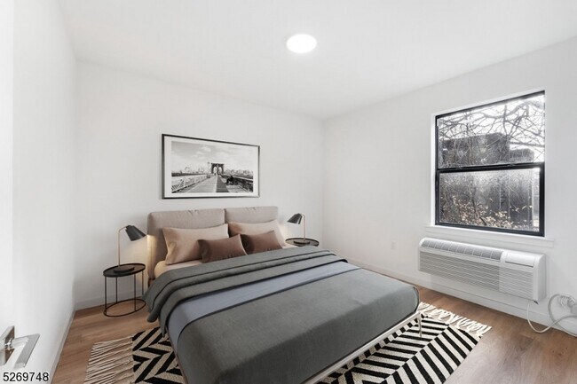 Primary Photo - 25 Freeway Dr E