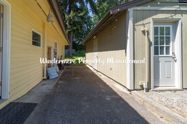 Building Photo - Peaceful and bright 3 bed in Kingston, walk to ferry, with Dry Sauna!