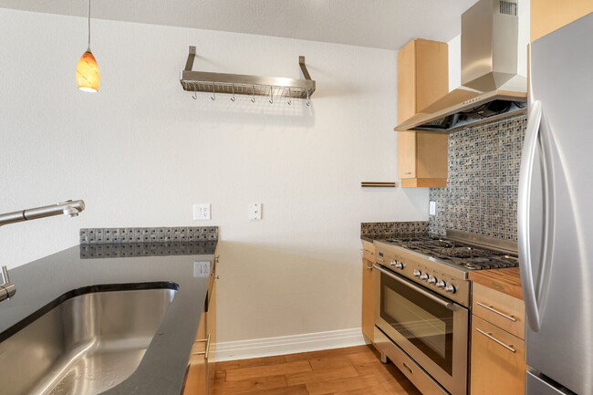 Building Photo - Amazing apartment in Jefferson Park with v...