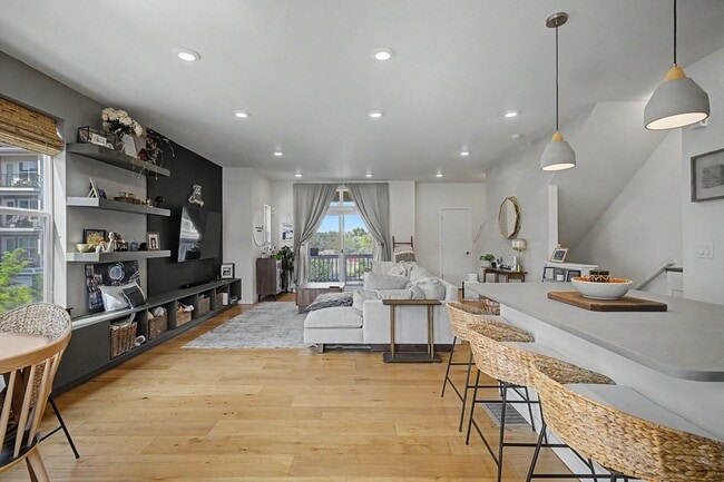 Building Photo - 570 W Amherst Ave