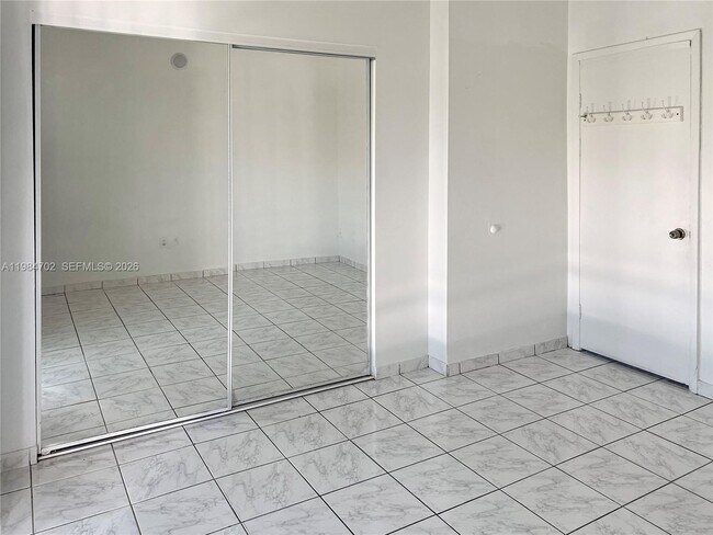 Building Photo - 5447 W 22nd Ct