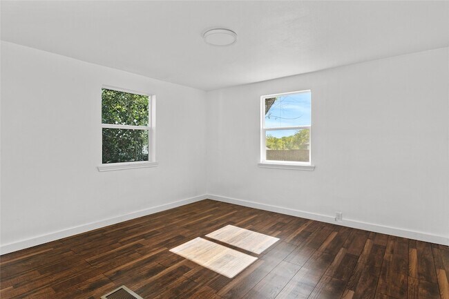 Building Photo - 5524 Dartmouth Ave