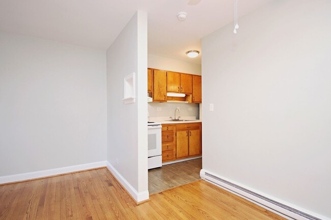 Building Photo - Student-Friendly Ivy Rd Apartment Near Foods of All Nations