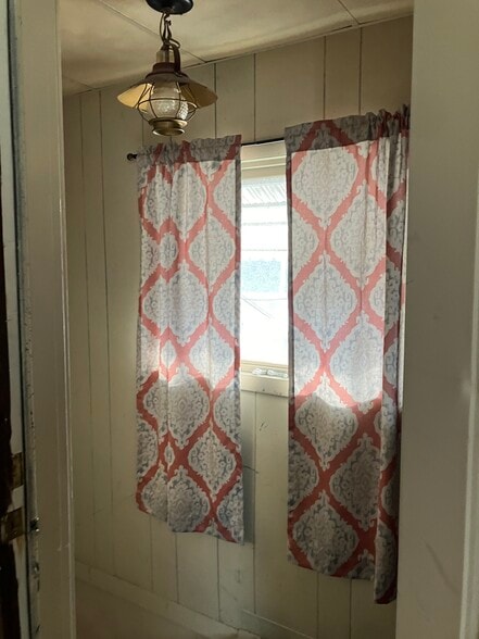 Building Photo - 517 11th Ave W