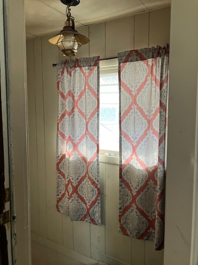 Building Photo - 517 11th Ave W