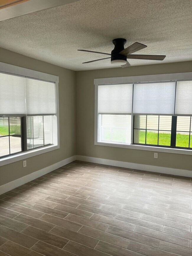 Building Photo - Spacious 4 Bedroom Home with Flex Room & S...