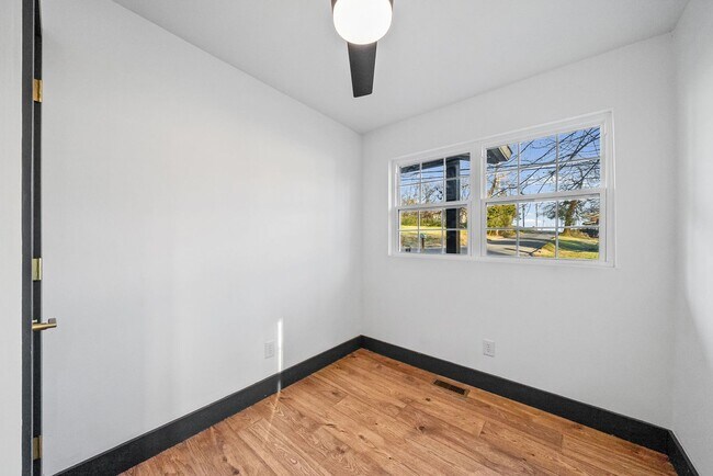 Building Photo - 610 Ford St