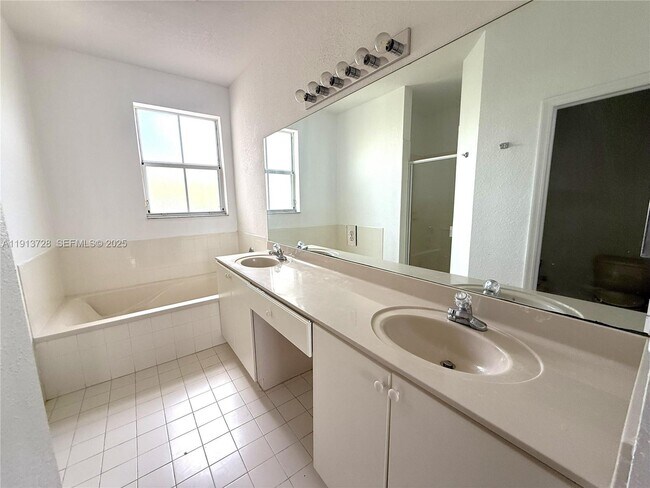 Building Photo - 10802 NW 84th Ln