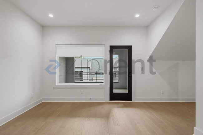 Building Photo - 425 S Walker St