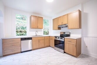 Building Photo - 1940-1946-1946 SW Market St Dr