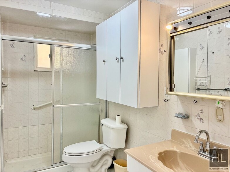 Building Photo - 2.5 bedroom, 1 bath with private porch, Dw, microwave & W/D utilities included