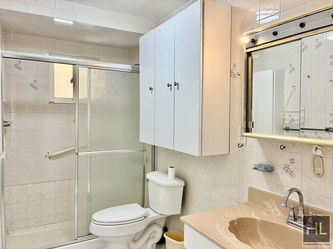 Building Photo - 2.5 bedroom, 1 bath with private porch, Dw, microwave & W/D utilities included