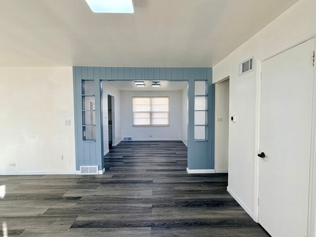 Building Photo - 308 S Division St