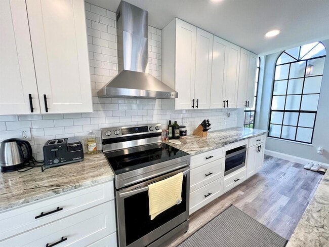 Building Photo - 12989 Meadowbreeze Dr