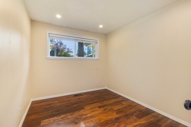 Building Photo - Light-Filled 3BR Home w/ Large Fenced in Yard