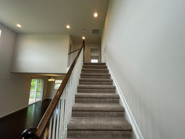 Building Photo - Luxurious 3 Bedroom 2.5 Bathroom House in ...