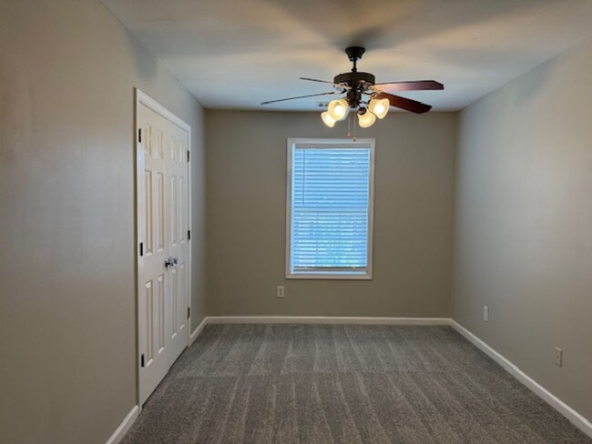 Building Photo - Stunning 4 BR / 3.5 Bath Townhome in Atlanta!