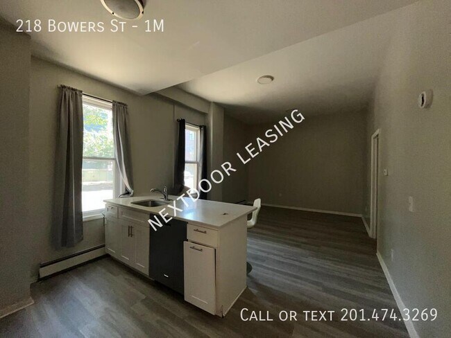 Building Photo - 218 Bowers St
