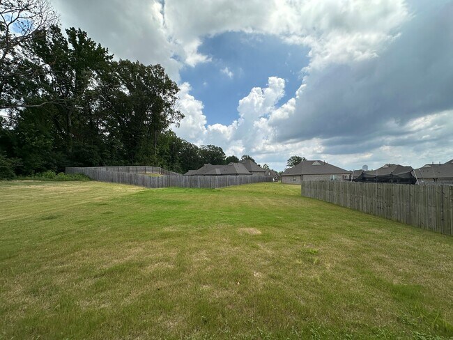 Building Photo - Available NOW in Southaven! Like New 3 BR/...
