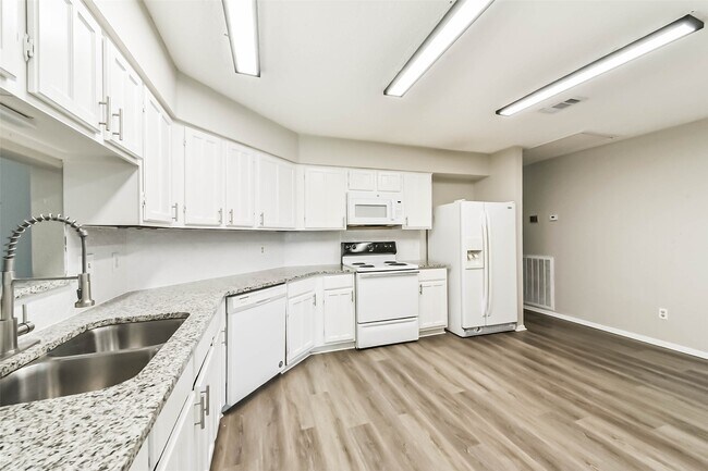 Building Photo - 2406 Pilgrims Bend Dr