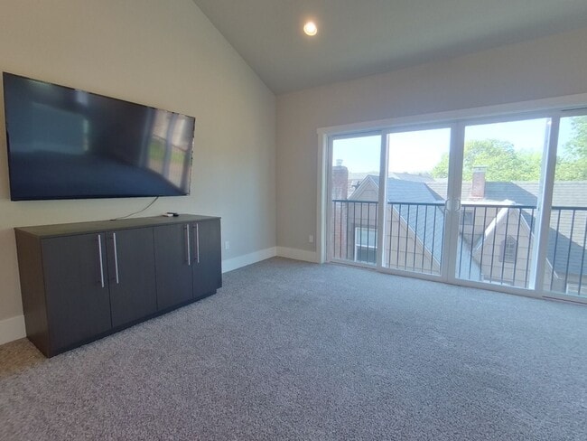 Building Photo - Greek Street Townhomes (335)